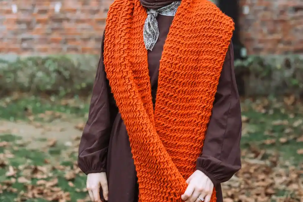 Közeli fotó egy elegáns kötött sálról